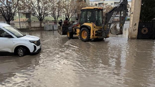 Nusaybin’de sağanak hayatı olumsuz etkiledi, yollar ve okul bahçeleri suyla doldu