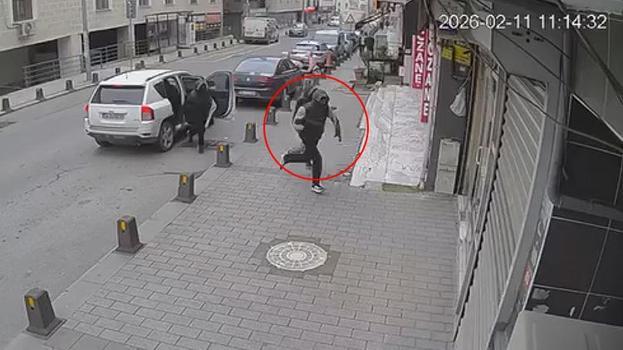 Eyüpsultan'da kuyumcuya soygun girişimi! Hırsızların panik halleri kamerada