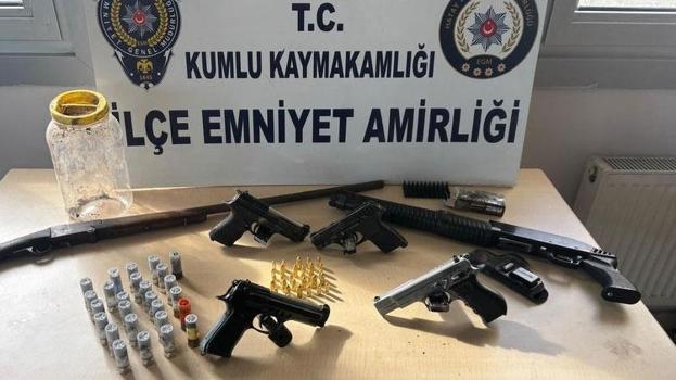 Evin bahçesinde toprağa gömülü silahlar ele geçirildi