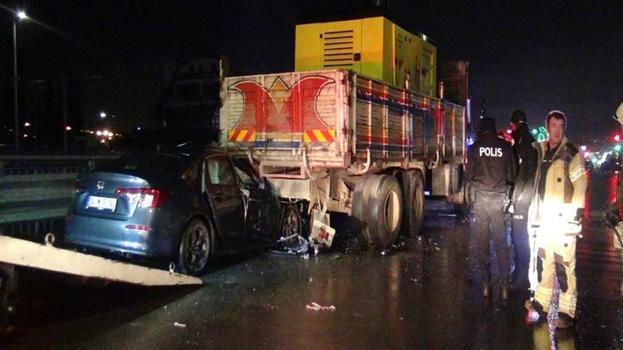 Silivri'de feci kaza! Tekerleği kopan araç kamyona ok gibi saplandı