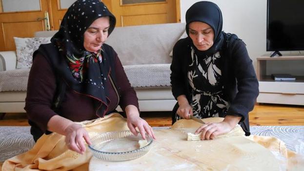 Gümüşhane'de kadınlar imece usulü hazırlıyor! Sahurda tok tutuyor, iftarda pratiklik sağlıyor