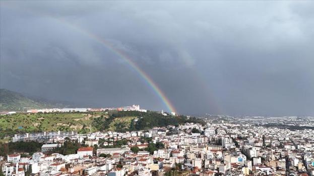 Aydın'ın Efeler ilçesinde sağanak sonrası ortaya çıkan gökkuşağı kenti sardı