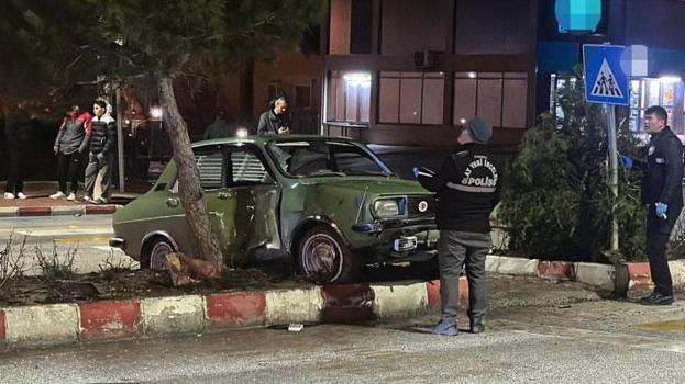 Burdur'da kontrolden çıkan otomobil yayalara çarptı