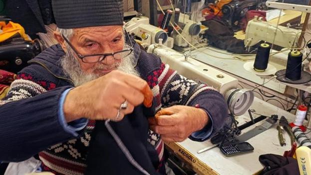 Mesleğe 12 yaşında başladı, Zeki Müren’in terzisi oldu! Şimdi 4 metrekarelik dükkanda zamana meydan okuyor