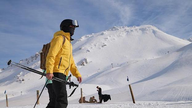 Isparta kış mevsiminde de turizmin gözdesi haline geldi: Göl manzaralı kayak keyfi! Davraz Dağı 12 pistiyle kayak tutkunlarını bekliyor