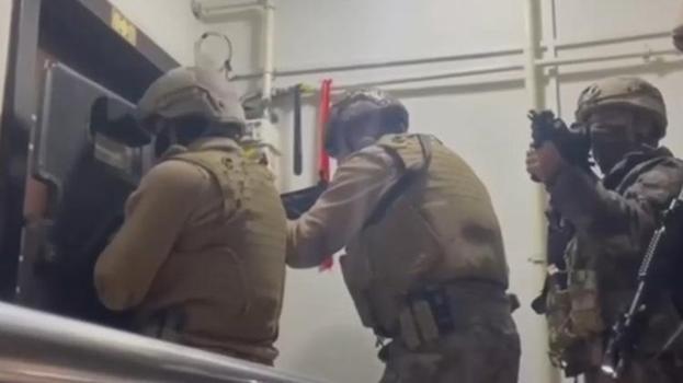 Sultanbeyli'de dev operasyon! Evden 366 silah çıktı