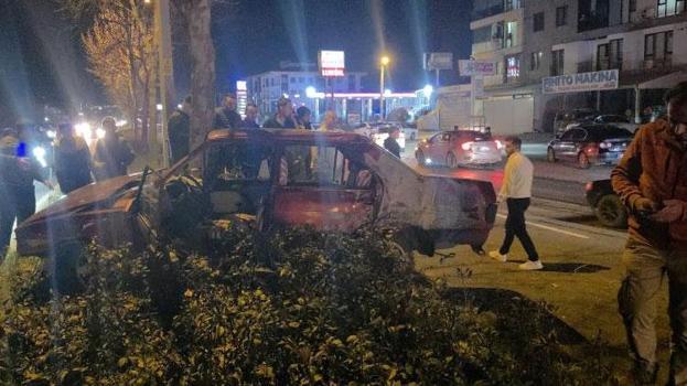 Otomobil refüjdeki ağaca çarptı, 1 kişi yaralandı