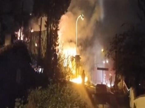 Üsküdar'da gece alevlerle aydınlandı: 1 bina tamamen kül oldu