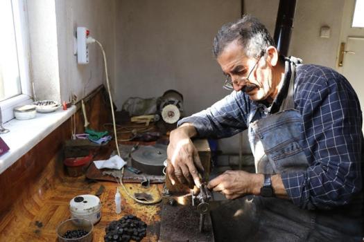 45 yıllık usta Oltu taşı tespihinin sırrını açıkladı: Fazlası değer kaybettirir