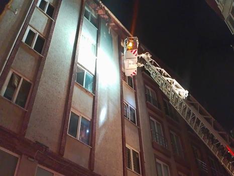 Silivri gece yarısı ayağa kalktı: Bina girişinde birden alev aldı