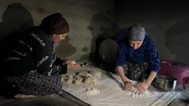 Hakkarili 3 kız kardeş geleneksel yöntemlerle tek tek hazırladı! Ramazan sofralarının vazgeçilmezi