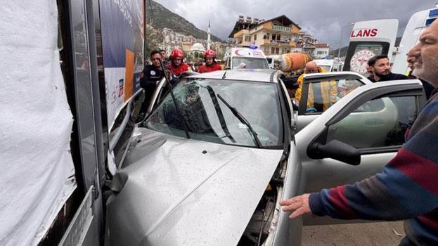 Muğla’da duvara çarpan otomobildeki 1 kişi hayatını kaybetti, 2 kişi yaralandı