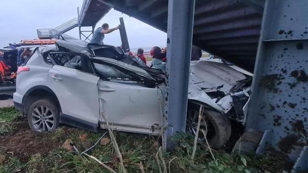 Fındıklı'da feci kaza: Direksiyon hakimiyetini kaybetti bariyerlere ve üst geçidin merdivenlerine çarptı