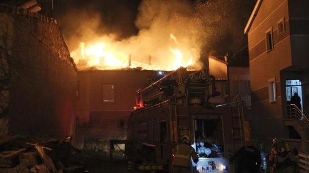 Karaman’da 2 katlı binada korkutan yangın: 3 kişi dumandan etkilendi