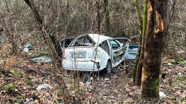 Cide’de otomobil şarampole yuvarlandı, 3 kişi yaralandı