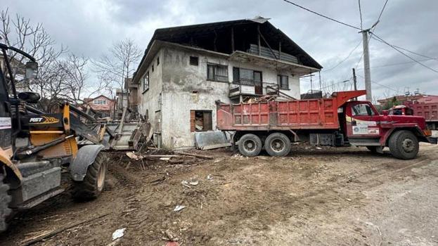 Akyazı'da 20 kamyon dolusu çöpü 25 yılda evinde biriktirmiş