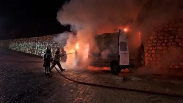 Seyir halindeyken hasta nakil aracı alev aldı: Yatalak hasta kurtarıldı