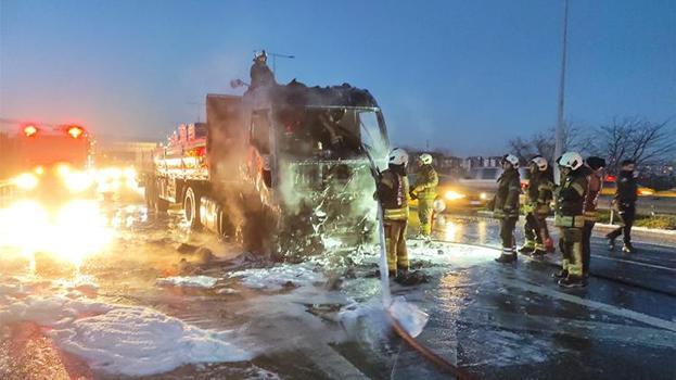 Eyüpsultan’da seyir halindeki TIR küle döndü