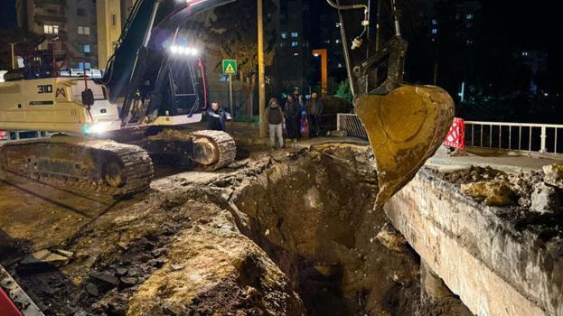 Mersin Mezitli'de dere üzerindeki köprü kısmen çöktü