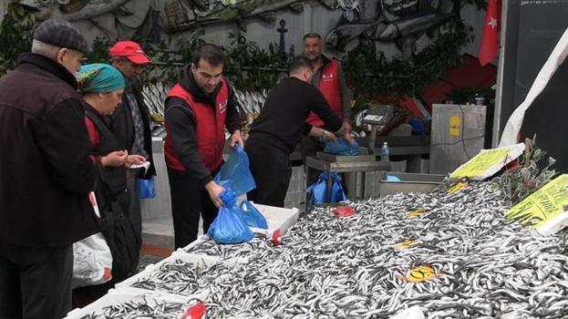 Edirne'de balık fiyatlarında şok düşüş! Fiyatı duyan sıraya girdi