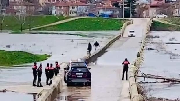 Edirne'de iki kişi başardı: Tarihi köprüyü böyle geçtiler