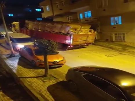 Yokuş aşağı can alıyordu: Tuğla yüklü kamyon iki aracı altına aldı!