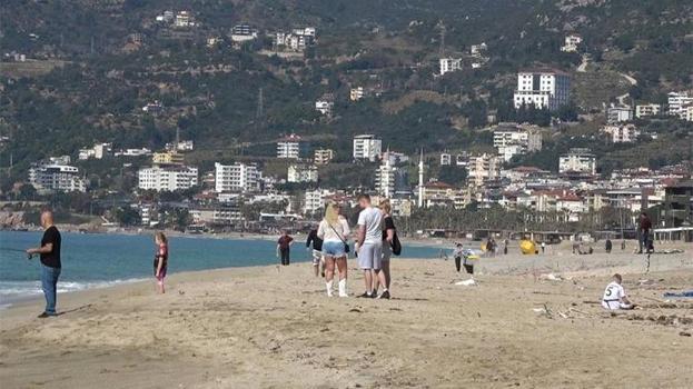 Antalya şubatta yazı yaşıyor! Güneşi gören plaja koştu