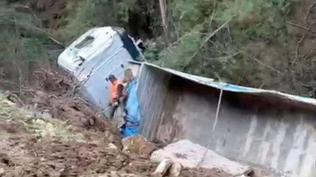 Milas’ta tır şarampole devrildi, 1 kişi yaralandı