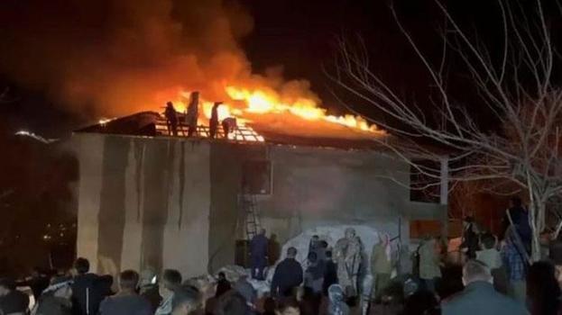 Pervari'de evin çatısı alevlere teslim oldu, köylüler kovalarla tankere su taşıdı