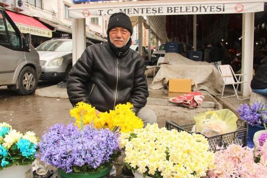 Muğla'da semt pazarında satışa çıktı: Her tezgaha renk katıyor