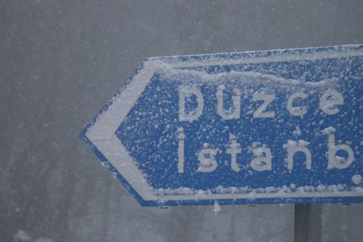 Bolu Dağı beyaza büründü! Kar kalınlığı 10 santimetreye ulaştı