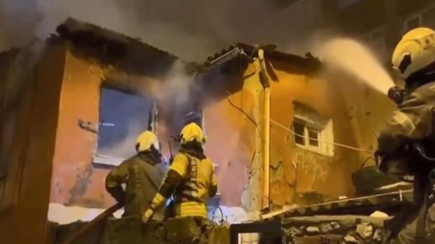 Fatih'te gece yarısı yangın paniği! Patlama sesleri korkuttu