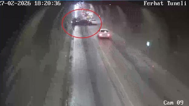 Amasya’da tünelde iki otomobilin kafa kafaya çarpıştığı kaza kamerada