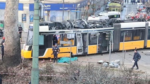 İtalya Milano'da tramvay raydan çıkarak kaza yaptı