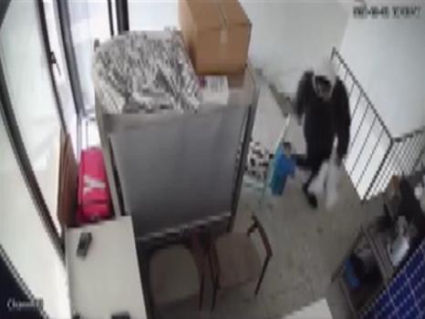 İş yerine rahat girdi, laptopu çalıp kayıplara karıştı!