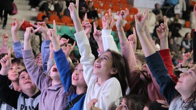 Tekne Orucu İftar Programı'nda yüzlerce çocuk aynı anda iftarını açtı