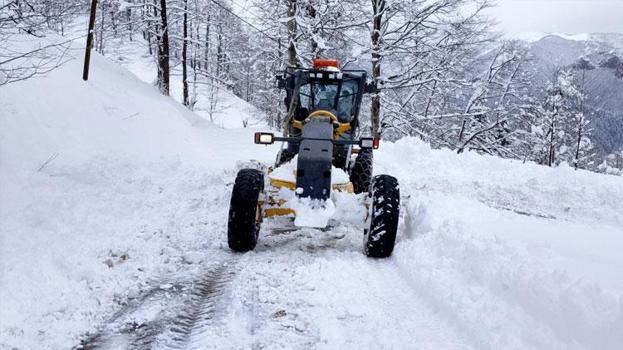 Trabzon'da karla mücadele aralıksız sürüyor
