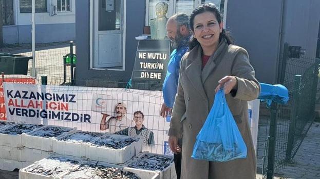 Edirne'de Ramazan ayı dolayısıyla vatandaşlara ücretsiz hamsi dağıtıldı