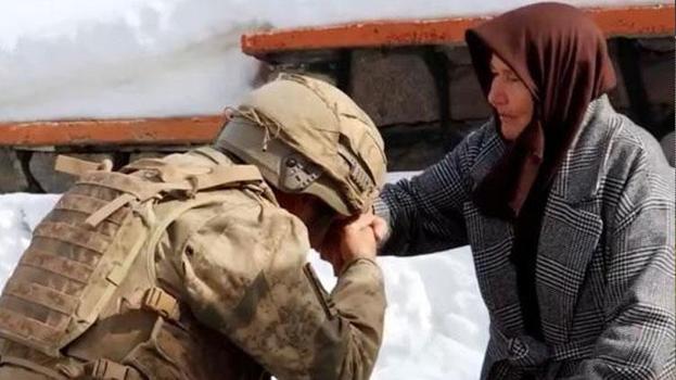 Bolu'da yaşlı kadın elleriyle ördüğü çorapları iki yıldır Mehmetçiğe gönderiyor