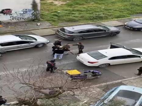 İstanbul'da sopalar konuştu: 3 kişi bir adama saldırdı!