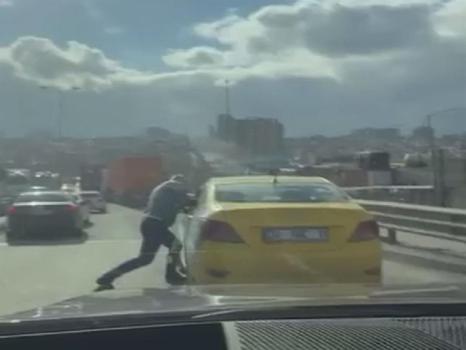 İstanbul'da trafik terörü: 2 sürücü birbirine girdi cezayı polis kesti