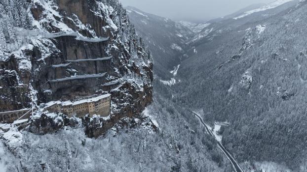 Trabzon'da görenin sesi çıkmıyor! Sümela Manastırı'nda keşfedildi