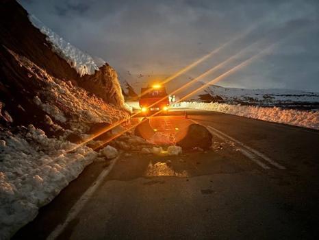 Erzincan'da kıyametten son anda kaçtı! Karayolunda görünce sağa çekip bekledi