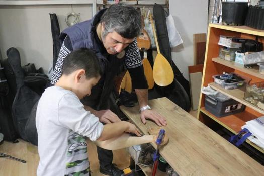 Sakaryalı usta tam 34 yıldır bu işi yapıyor: Çırak bulamayınca oğluna öğretmeye başladı!