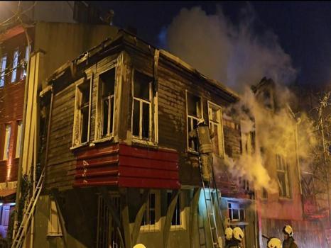 Üsküdar'da çıkan yangın giderek büyüdü! 2 metruk bina kül oldu