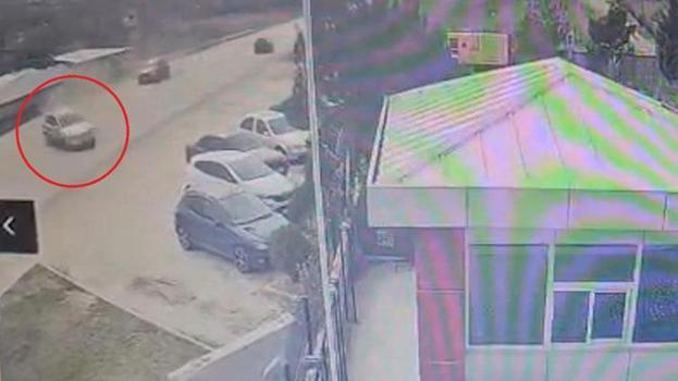 Trafikte korku dolu anlar kamerada: Kontrolden çıkan otomobil böyle savruldu