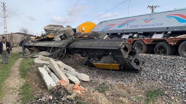 Nevşehir’de yük treni iş makinesi yüklü tıra çarptı, 2 makinist yaralandı