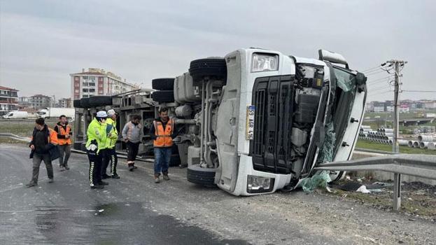Tekirdağ'da virajı alamayan tır bariyerlerin üzerine devrildi