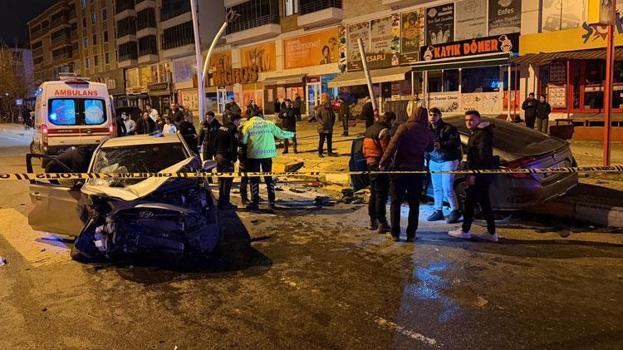 Tunceli’de iki otomobil kafa kafaya çarpıştı, kazada 1’i ağır, 4 kişi yaralandı