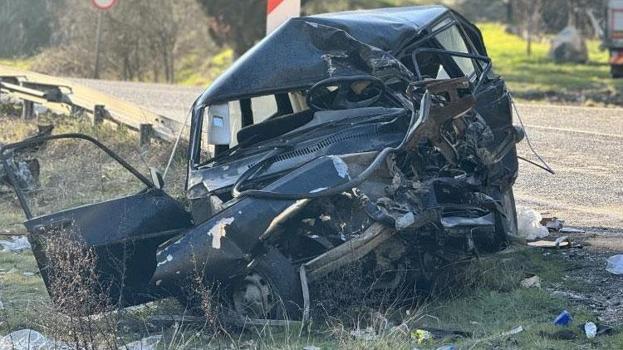 Karabük'te kamyonla çarpışan otomobil demir yığınına döndü